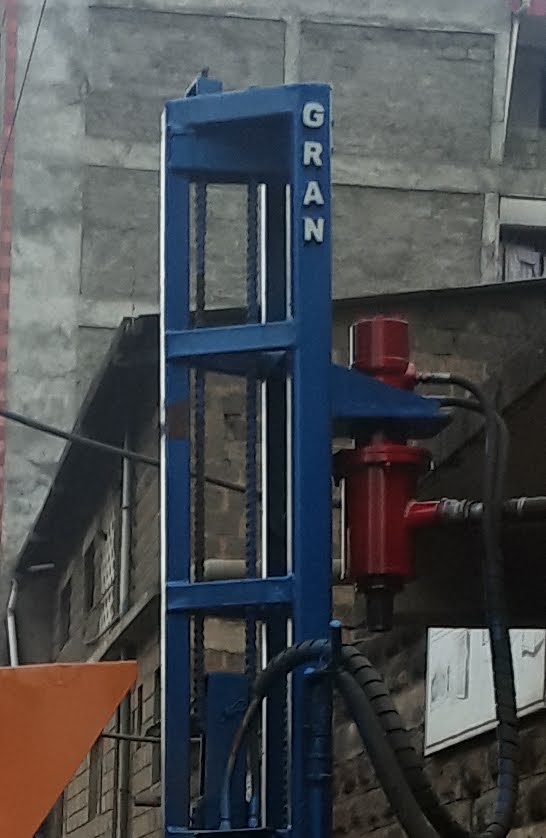 Gran100 drilling rig mast closeup showing hydraulic head