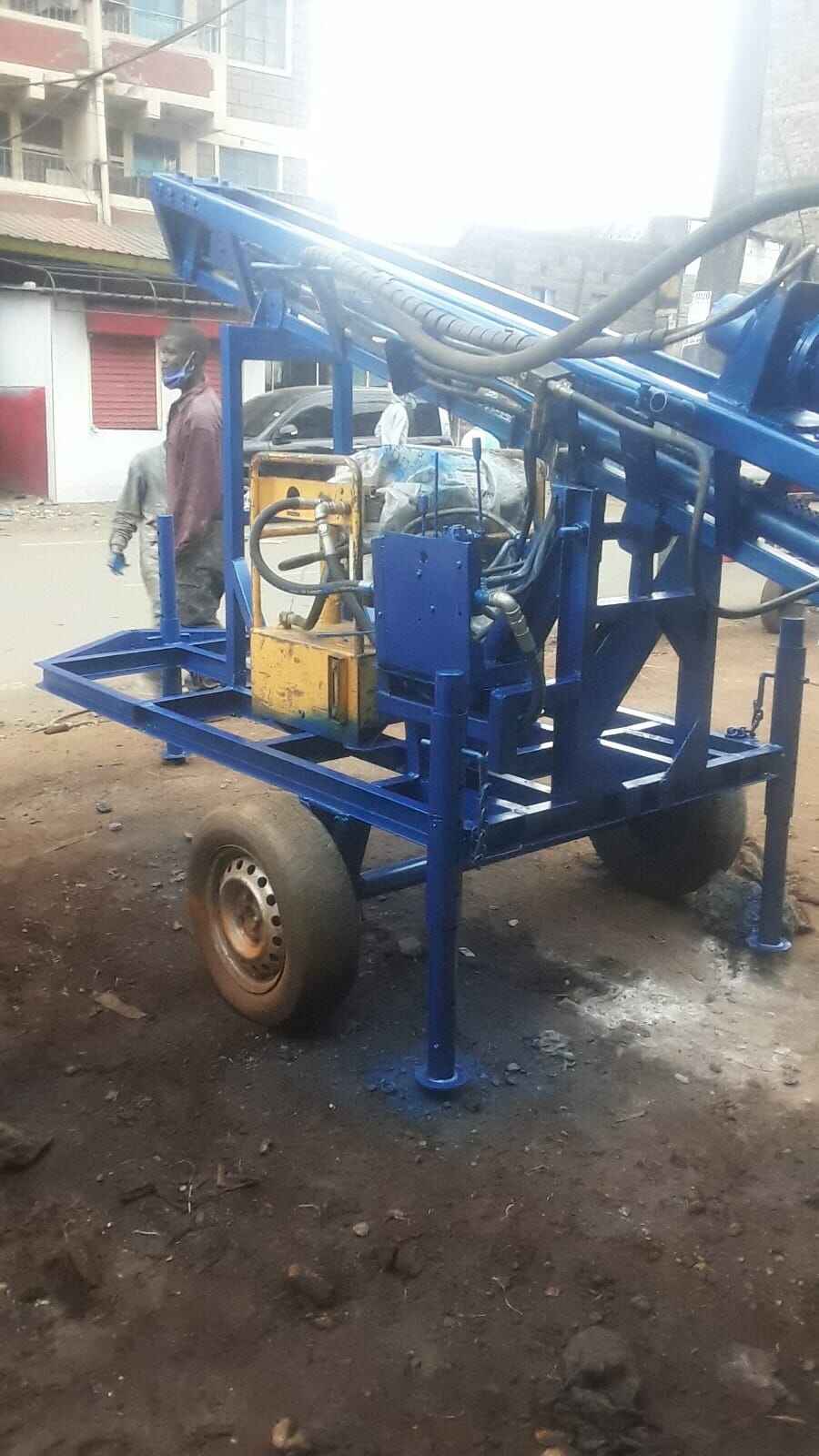 Gran100 trailer-mounted drill rig on the street