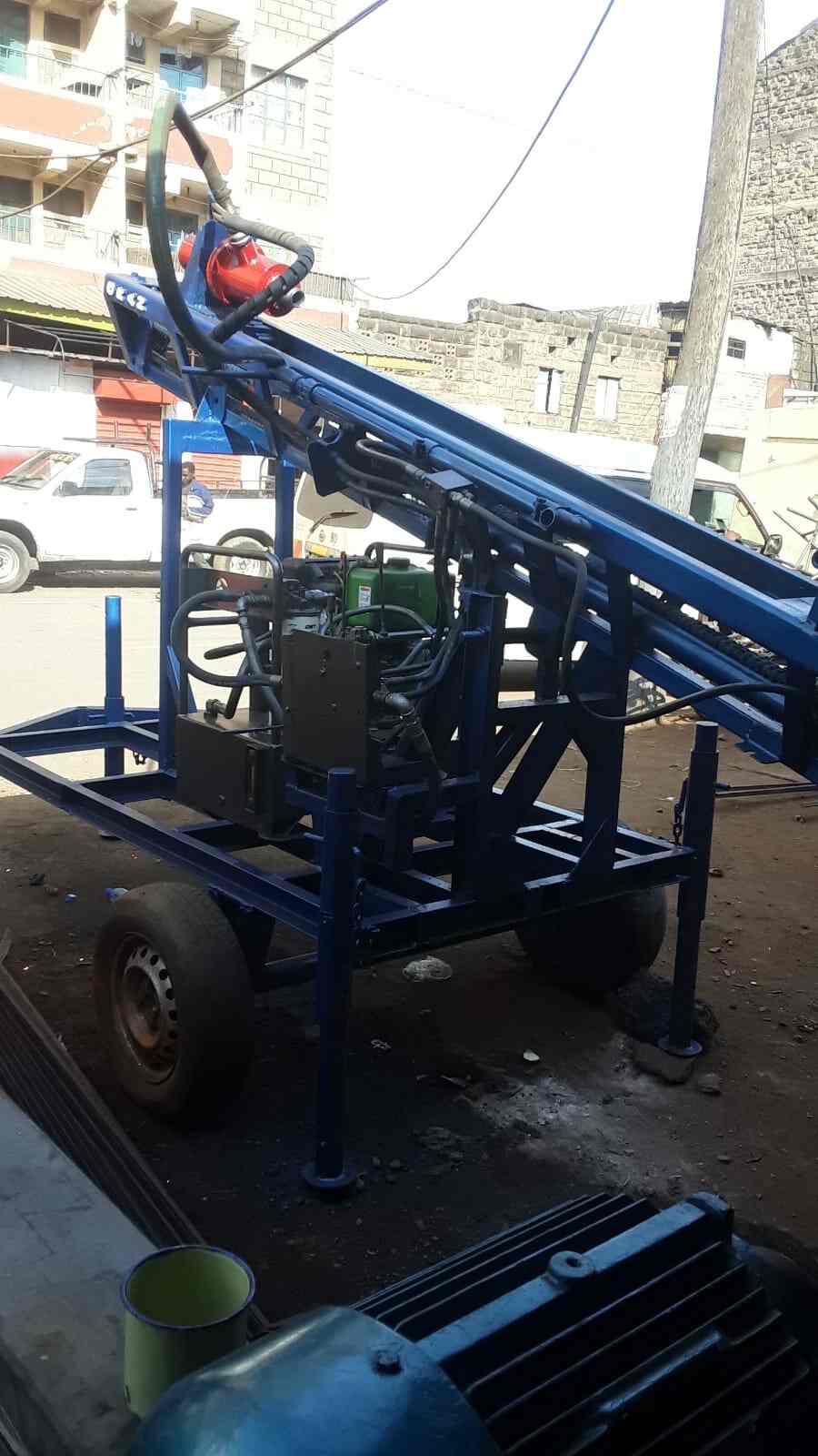 Gran100 trailer-mounted drill rig side angle view