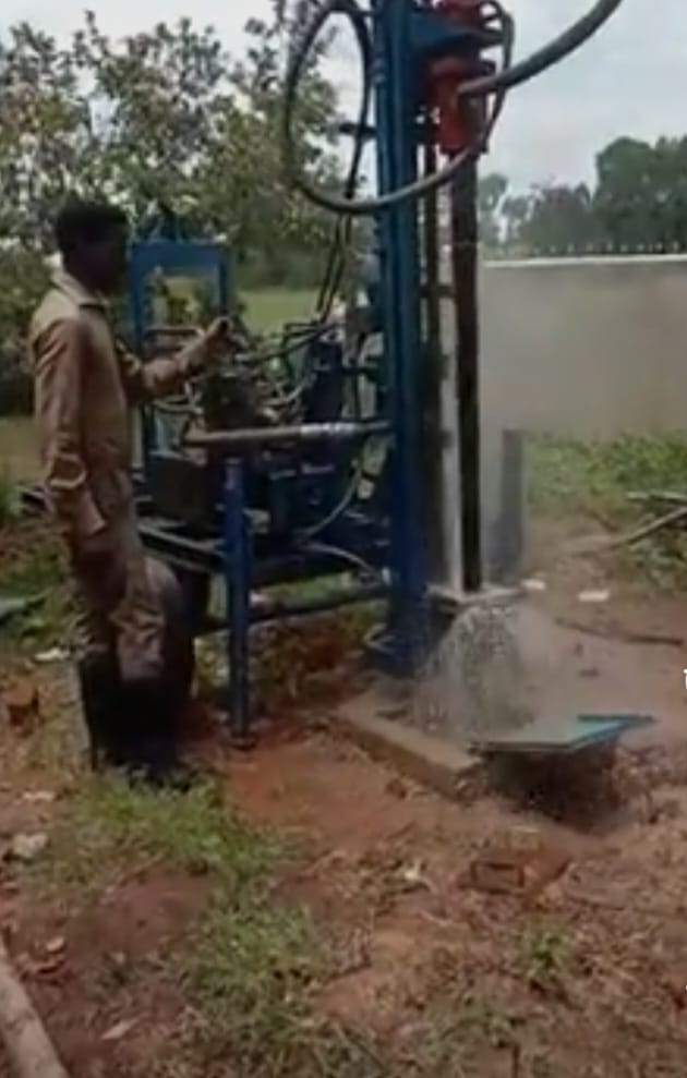 Borehole drilling rig with water flowing during test pumping